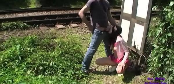  Un guardone spia due giovani  che scopano presso i binari del treno